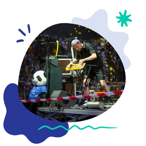 Artiste Fils de Flute jouant des instruments fabriqués à partir de déchets recyclés au festival Calitofest