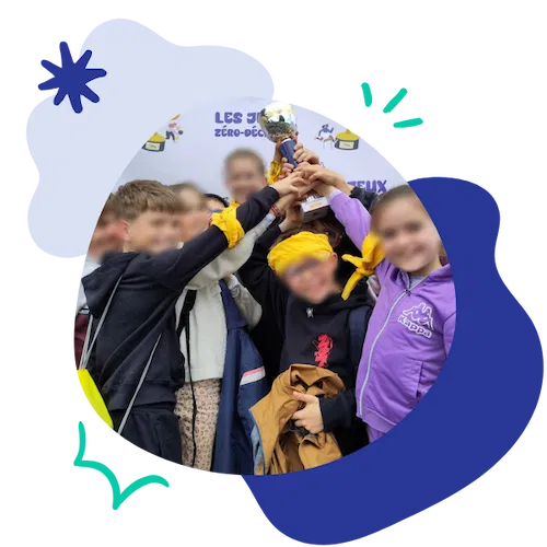 Enfants célébrant leur victoire lors d’un défi zéro déchet organisé par Trizzy