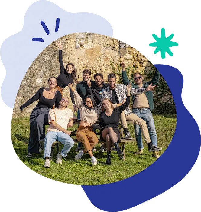 Équipe Trizzy rassemblée en plein air, souriante et levant les bras