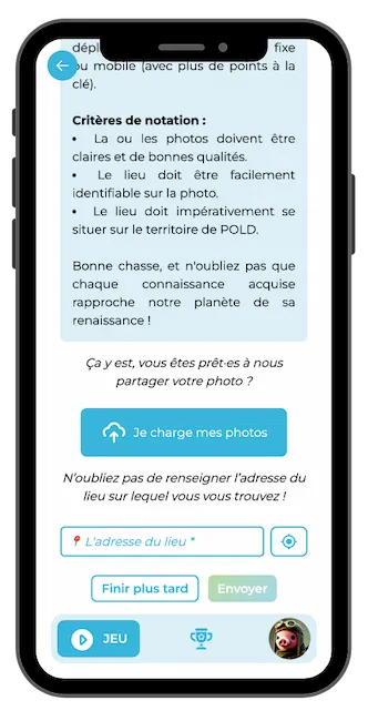 Écran de smartphone affichant la page de soumission d’indices d’une chasse au trésor numérique avec champs pour ajouter une photo et l’adresse du lieu découvert.