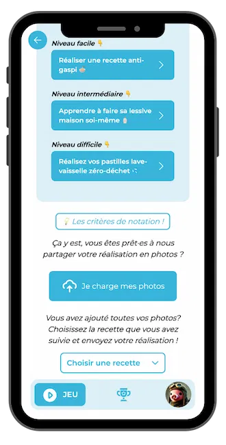 Écran de smartphone affichant un défi maison zéro déchet avec plusieurs niveaux : réaliser une recette anti-gaspi, apprendre à faire sa lessive maison, réaliser des pastilles lave-vaisselle zéro déchet.