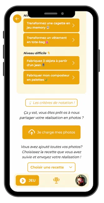 Écran de smartphone affichant un défi upcycling avec différents niveaux pour transformer ou fabriquer des objets à partir de matériaux récupérés (cagette en jeu memory, vêtement en tote bag, objets en jean, composteur en palettes).